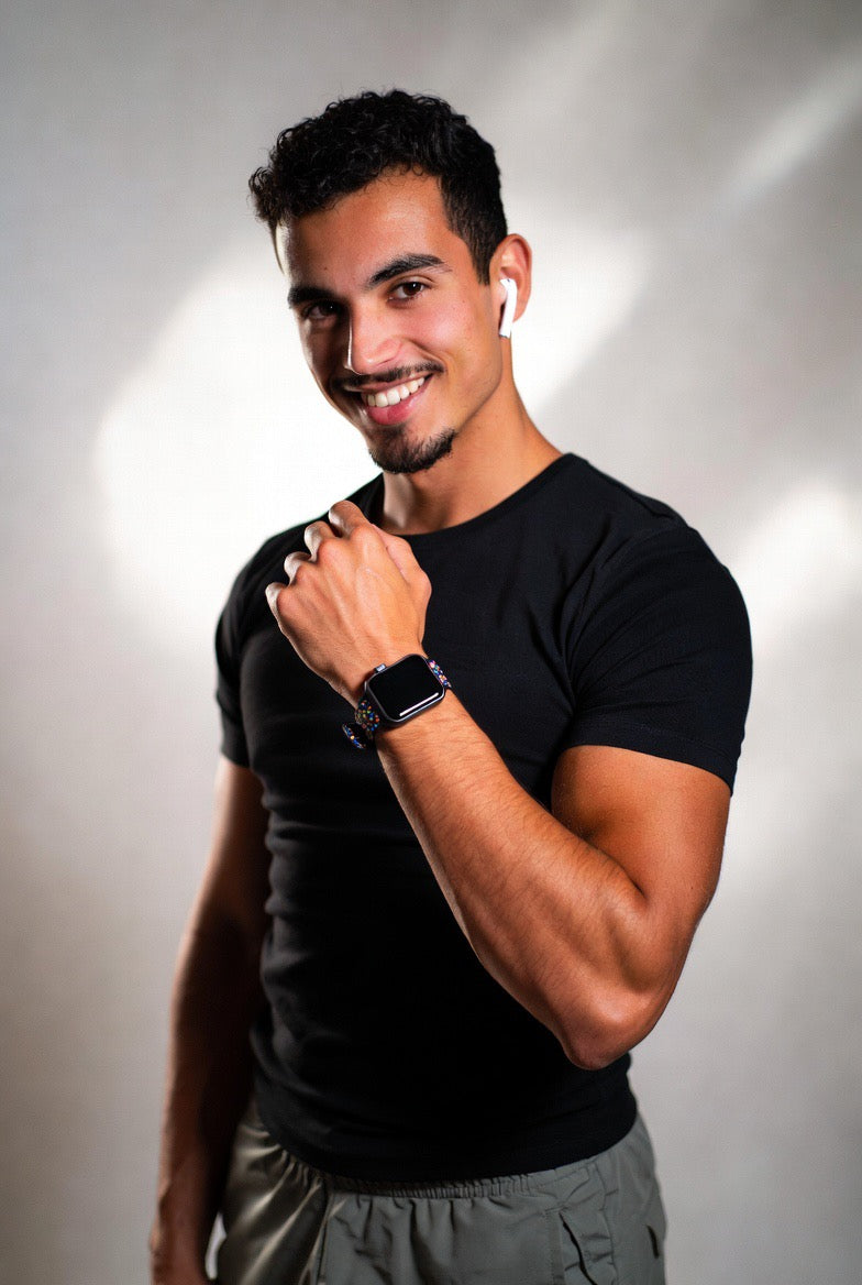Homme portant la montre connectée S2000 PRO et un écouteur sans fil